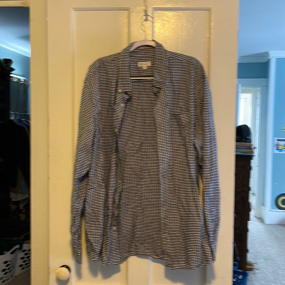 Gap Mens checkered button shirt